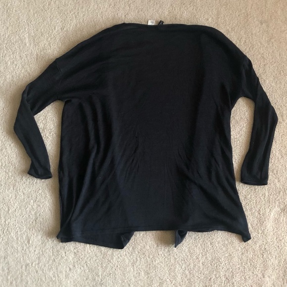 Lightweight cardigan in black. Size Small. - Picture 4 of 6